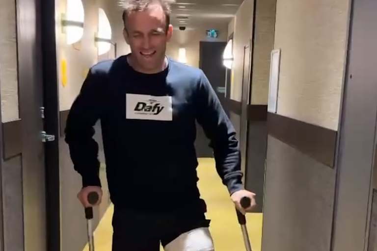 Zarco konnte das Krankenhaus auf Krücken verlassen