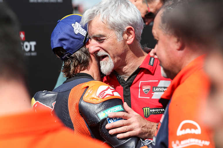 Glückwünsche vom zukünftigen Boss: Dall'Igna (Ducati) mit Pedro Acosta (2.)