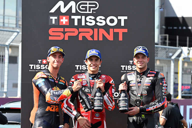 Fertigte Acosta und Bezzecchi ab: Sprint-Sieger Marc Marquez