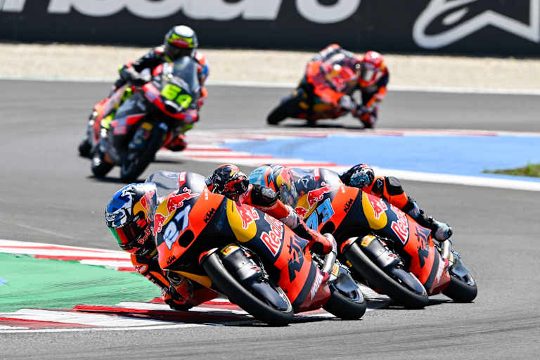 Rico Salmela vor Valentin Perrone, beide auf Tech3-KTM