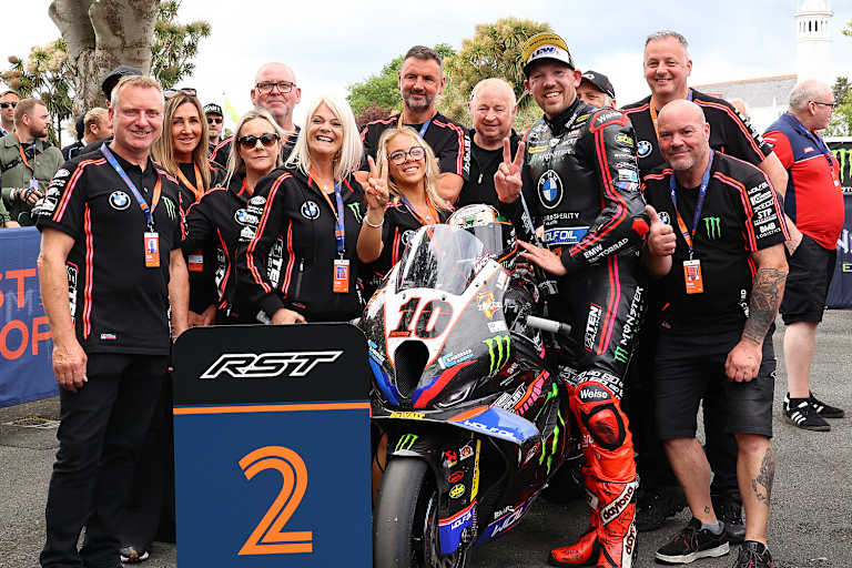 Ein glücklicher Peter Hickman mit seinem Team
