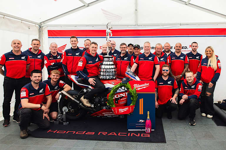 Dean Harrison plus Honda-Team mit der Trophäe für den Sieg in der Senior-TT
