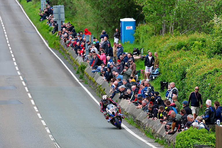 Knapp an den Zusehern vorbei: Peter Hickman bei der TT 2026