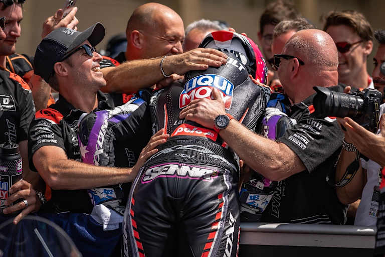 2026: Nie hatte das Moto2-Team um Jürgen Lingg (re.) mehr zum feiern