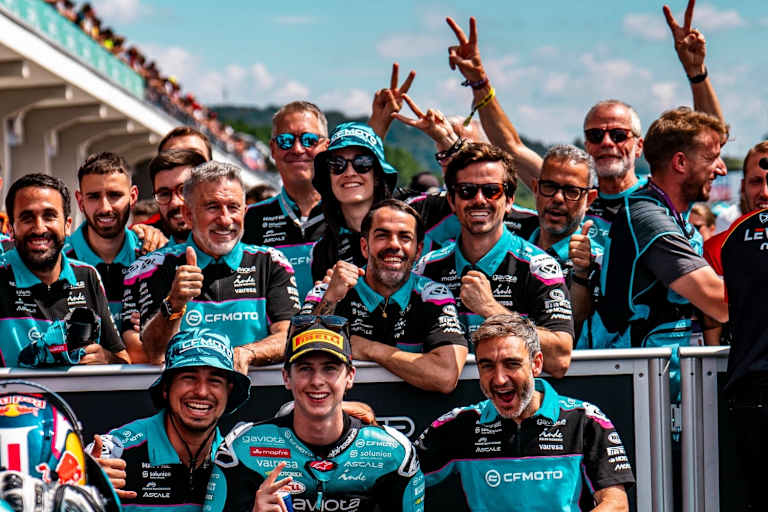 Martinez mit seiner erfolgreichen Moto3-Einheit um WM-Leader Quiles