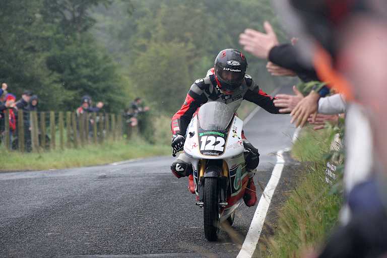 Chris Meyer feiert mit den Fans seinen Sieg in Armoy