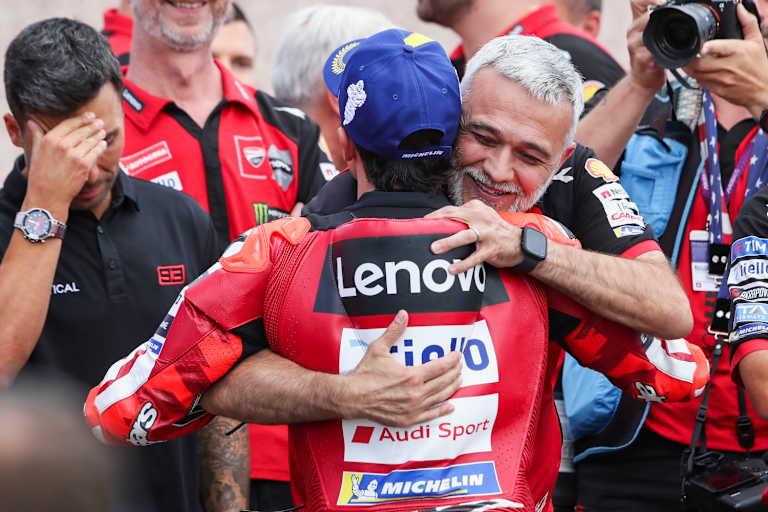 Glückwünsche am Sachsenring: Marc Marquez mit Mauro Grassilli