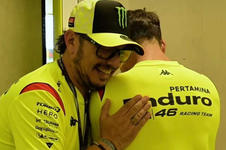 Direktor «Uccio» Salucci tröstet seinen Piloten und Landsmann