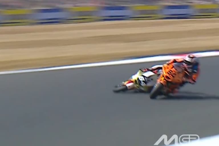 Kollission von Van den Goorbergh und Aji, beide Moto2-Piloten stürzten