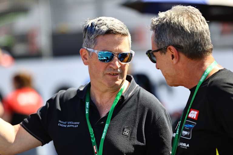 Steve Sargent (links) stellte zuletzt den neuen Moto2-Antrieb für 2027 vor