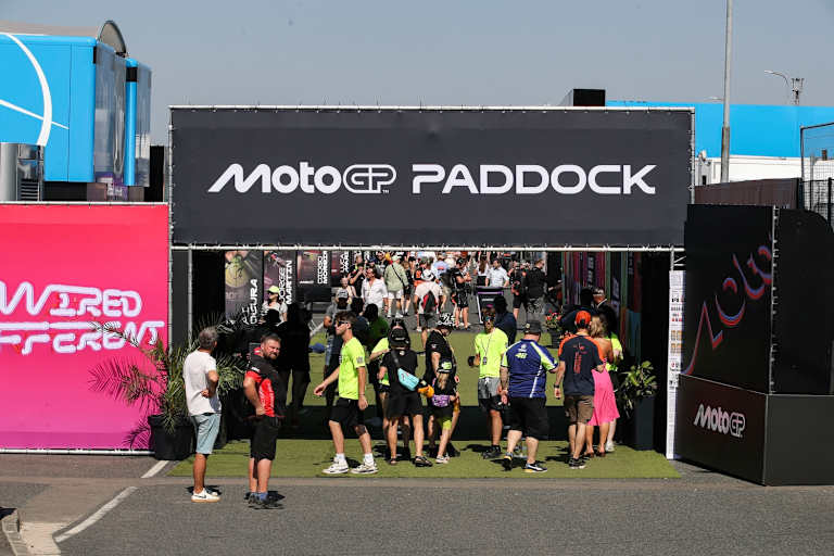 Der Zugang zum Fahrerlager der MotoGP ist begehrt