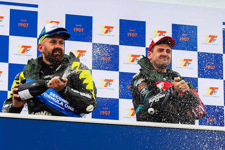 Schon am Sonntag teilte sich Michael Dunlop mit Jamie Coward das Podium