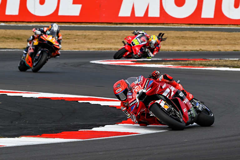 Gefahr naht: Marc Marquez wurde von Acosta und Mir geschnappt