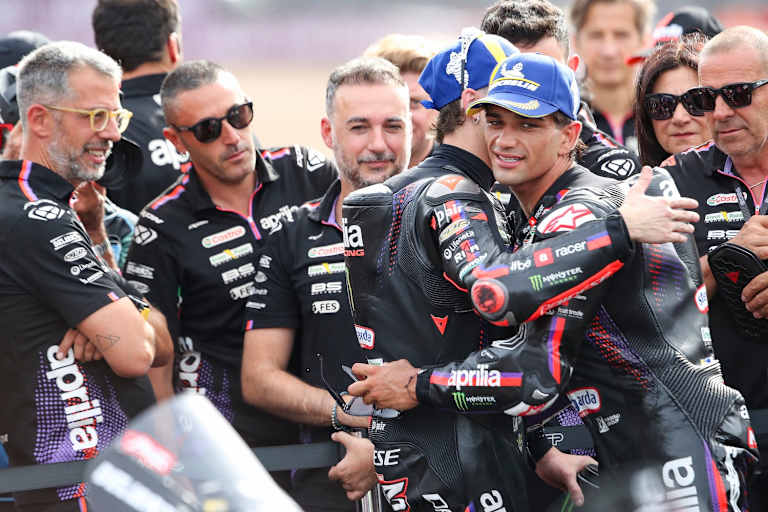 Sieger Jorge Martin mit Teamkollege «Bez» der Dritter wurde