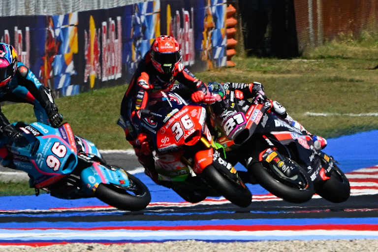 In Misano wurde Senna Agius (Nr. 81) von Piqueras (Nr. 36) zu Fall gebracht