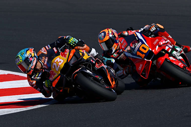 Duell der Lokalmatadoren: Enea Bastianini (KTM) vor Luca Marini (Honda)