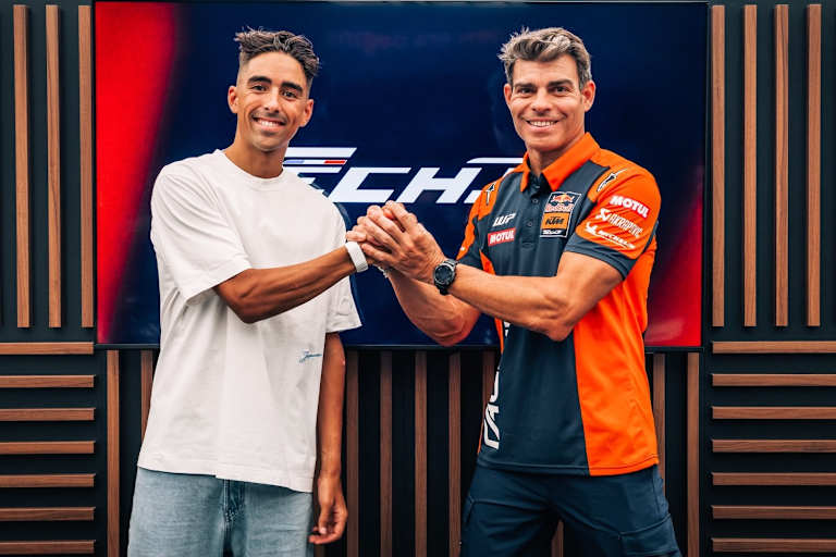 Deal done: Senna Agius mit Tech3-Teammanager Nicolas Goyon