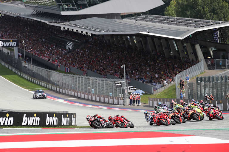 Marco Bezzecchi führte das MotoGP-Feld in die erste Kurve des Red Bull Ring