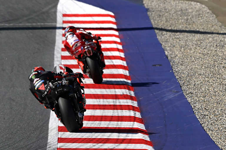 Bezzecchi auf der Verfolgung von Marc Marquez