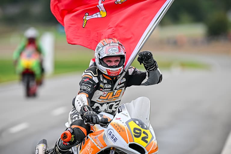 Jamie Williams freut sich über den Gesamtsieg in der IRRC Sportbike
