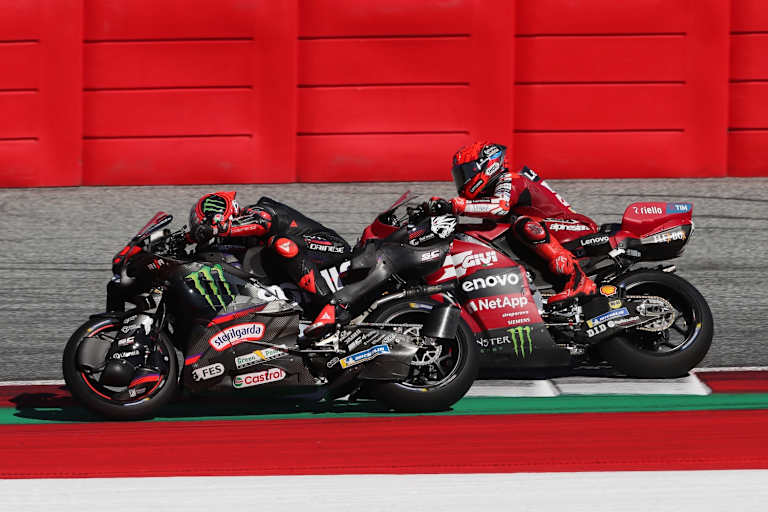 Aprilia-Held Marco Bezzecchi versus Weltmeister Marc Marquez (Ducati)