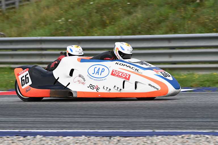 Roscher/Burkhard stehen in der Int. Sidecar Trophy 1000 vor dem Titelgewinn