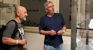 Kabarettist Roland Düringer (li.) war der erste Besucher im Schauraum 