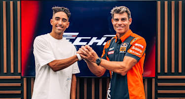 Deal done: Senna Agius mit Tech3-Teammanager Nicolas Goyon
