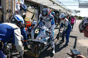 Loris Baz pilotiert beim Bol d'Or die BMW von ERC Endurance