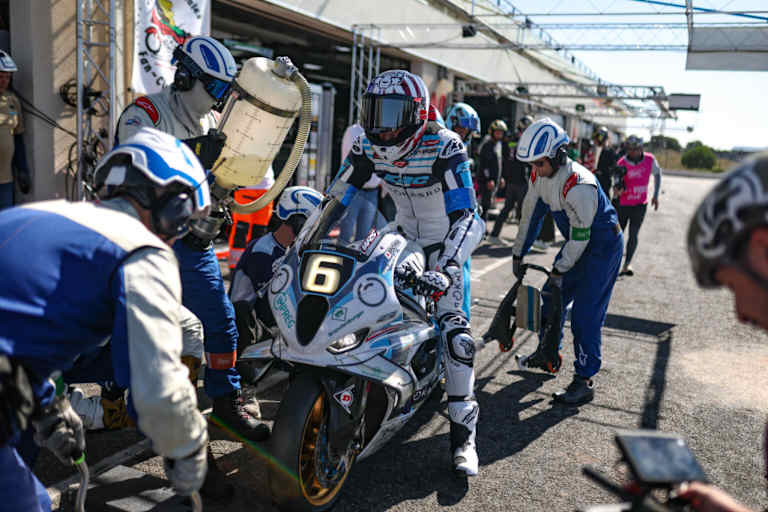 Loris Baz pilotiert beim Bol d'Or die BMW von ERC Endurance