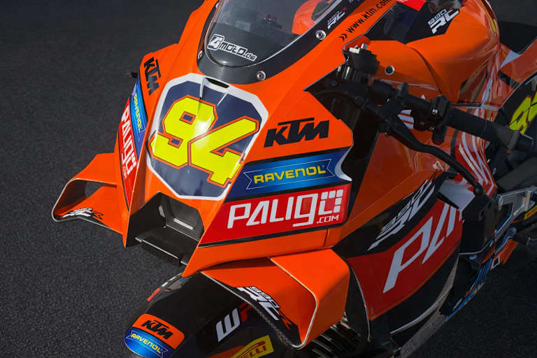Die Startnummer 94 von Jonas Folger steht der KTM RC-R gut