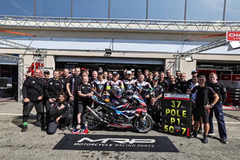 Jubel bei BMW: Das Werksteam holte beim Bol d'Or die Pole-Position