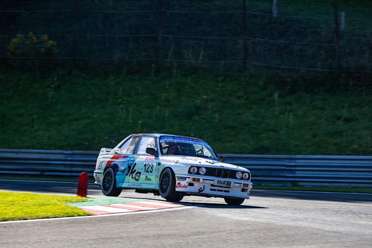 Harald Grohs steuert einen BMW M3 E30