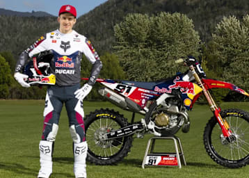 Jeremy Seewer mit der Desmo450 MX mit Red-Bull-Farben