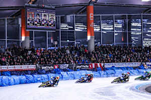 Action in der Max Aicher Arena in Inzell