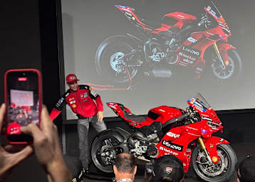 Marc Marquez enthüllt die Ducati-Replika 