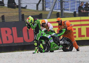 Dominique Aegerter ist fassungslos: Zwei Defekte beim Saisonauftakt