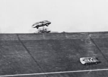 Richard von Frankenberg fliegt auf der Avus 1956 über den Rand der Piste