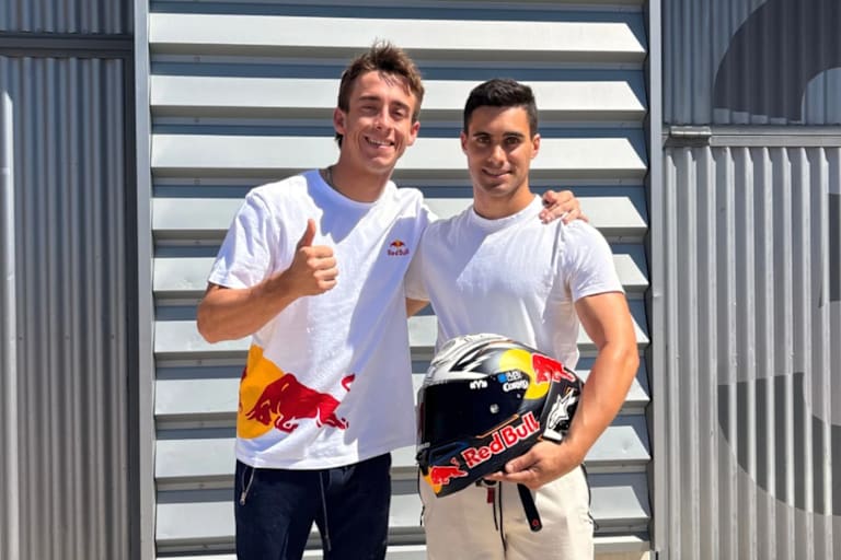 Acosta mit Flat-Track-Pilot Adrian Garin Vera