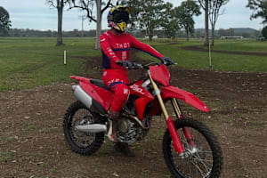 Troy Bayliss bei seiner Premiere mit der Offroad-Duc