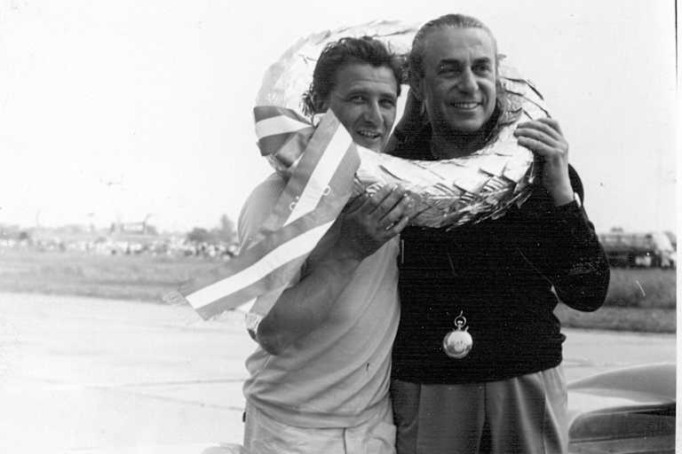 Innige Verbindung: Hans Herrmann und Carlo Abarth 1963 in Wien-Aspern 