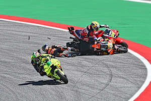 Brad Binder schoss Joan Mir nach dem Start unfreiwillig ab