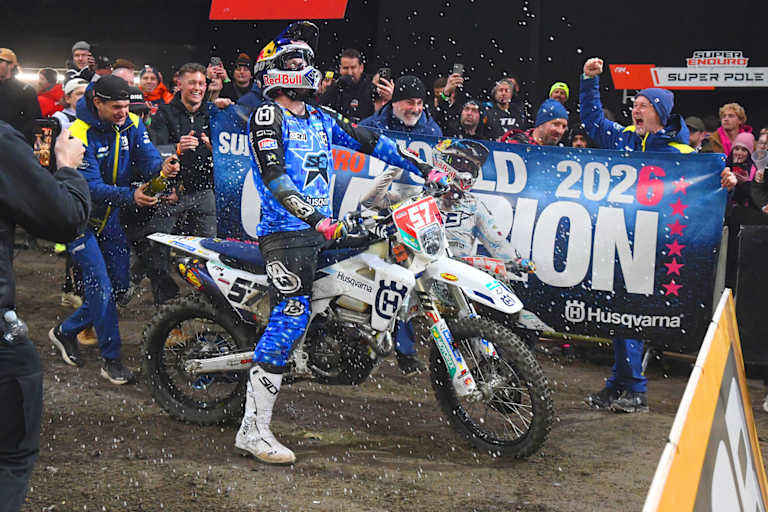 Billy Bolt bei der Sektdusche