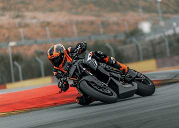 Schnell: KTM 1390 Super Duke RR Track in ihrem natürlichen Habitat