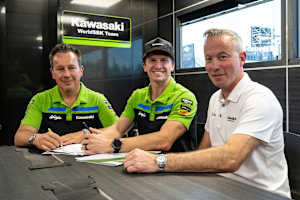 Teamchef Puccetti, Garrett Gerloff und Kawasaki-Manager Guttridge (v.l.)