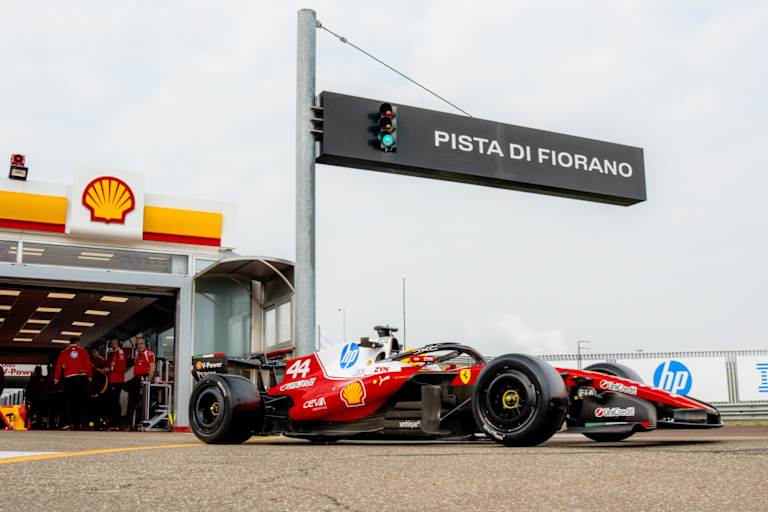 Hamilton unterwegs auf Ferraris Privatstrecke