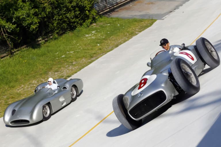 Stirling Moss und Lewis Hamilton mit 50er Jahre-Mercedes 2015 in Monza