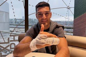 Jorge Navarro mit gebrochenem Finger