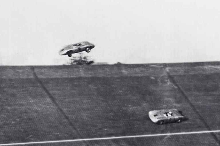Richard von Frankenberg fliegt auf der Avus 1956 über den Rand der Piste