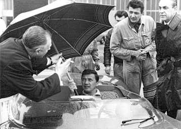 Wien-Aspern 1963: Hans Herrmann im Cockpit eines Abarth-Sportwagens